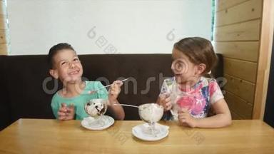 快乐的<strong>小女孩</strong>和男孩在咖啡馆吃冰淇淋